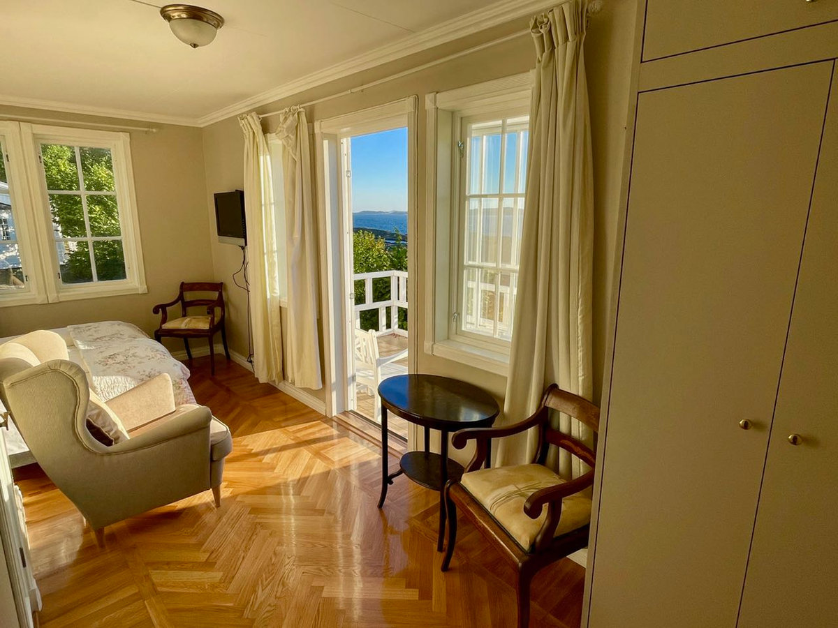 A quiet double room with sea view and terrace at Hotel Langesund Bad