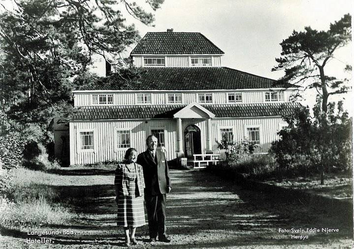 Historical photograph of a couple in front of the Langesund Bad villa